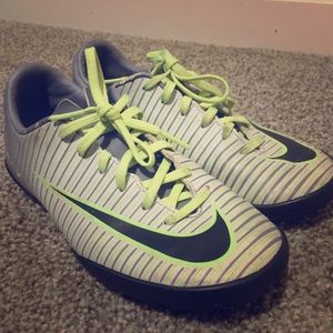 Youth indoor soccer cleats